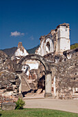Guatemala, Antigua, die zerstörten Überreste von La Recoleccion (eine Kirche)