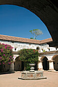 Guatemala, Antigua, das zerstörte Kloster Las Capuchinas, der Innenhof