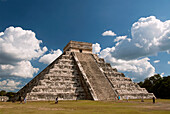 Mexiko, Yucatan, Chichen Itza, El Castillo (auch bekannt als die Pyramide von Kukulcan)
