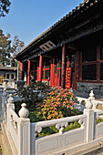 Landschaftsgestaltung vor einem Gebäude mit roten Säulen; Beijing China