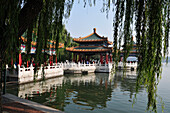Gebäude spiegeln sich in einem ruhigen See; Peking China