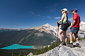 Weibliche und männliche Wanderer auf der Spitze einer Felsklippe mit Blick auf den See; Field British Columbia Kanada