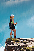 Weiblicher Wanderer auf einer Felsklippe mit Blick auf den Bergsee; Field British Columbia Kanada
