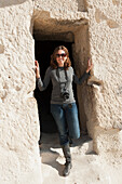 Eine Frau steht in der Öffnung einer Felswand im Goreme Open-Air Museum; Nevsehir Türkei