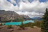 Ein türkisfarbener Bergsee und die kanadischen Rocky Mountains; Alberta Kanada