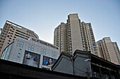 Niedriger Blickwinkel auf Gebäude vor blauem Himmel und die Schatzhalle von Panjiayuan; Peking China
