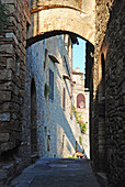 Eine Gasse zwischen Gebäuden; San Gimignano Italien