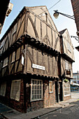 Ein braunes Gebäude an einer Straßenecke; York England