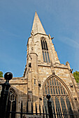 Spitz zulaufende Kirchturmspitze eines Gebäudes; York England