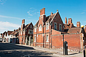 Backsteingebäude mit Schornsteinen entlang einer Straße; Salisbury England