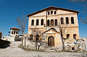 Ein Gebäude mit einer hölzernen Eingangstür; Mustafapasa Nevsehir Türkei