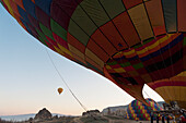 Bunte Heißluftballons; Goreme Nevsehir Türkei