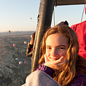 Portrait eines Mädchens in einem Heißluftballon; Goreme Nevsehir Türkei