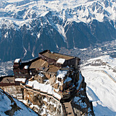 Ein Gebäude auf dem Gipfel und am Rande eines Berges; Chamonix-Mont-Blanc Rhone-Alpes Frankreich