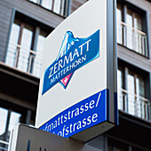 Ein Schild vor einem Gebäude für Zermatt Matterhorn; Zermatt Wallis Schweiz