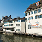 Ein Wandgemälde an einem Gebäude am Wasser; Zürich Schweiz