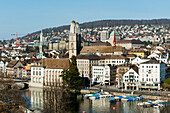 Stadtbild und Boote im Hafen; Zürich Schweiz