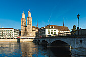 Eine Brücke über das Wasser und Gebäude am Wasser; Zürich Schweiz