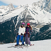 Zwei Mädchen beim Skifahren in den französischen Alpen; Chaminox-Mont-Blanc Rhone-Alpes Frankreich