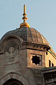 Verschnörkelte Fassade eines Gebäudes mit gewölbtem Dach und goldener Turmspitze; Istanbul Türkei