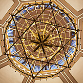 Niedriger Blickwinkel auf eine Kuppeldecke durch einen hängenden Kronleuchter in Form eines Davidsterns in der Neve Salom Synagoge; Istanbul Türkei