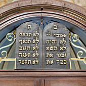 Hebräische Schrift auf einer Tafel in der Neve Salom Synagoge; Istanbul Türkei