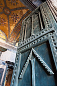 Verschnörkelte Tür und Decke in der Hagia Sophia; Istanbul Türkei
