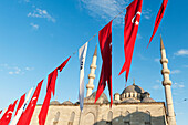 Vor der neuen Moschee wehen Fahnen; Istanbul Türkei