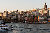 Stadtbild entlang des Bosporus; Istanbul Türkei