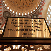 Hinweisschild für Besucher in der Süleymaniye-Moschee; Istanbul, Türkei