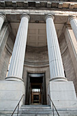 Weiße Säulen und der Eingang zur Bank von Montreal; Montreal Quebec Kanada