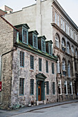 Ein Steingebäude mit Holztür und Dachfenstern; Montreal Quebec Kanada