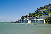 Hillside Houses Of Sausalito With Downtown San Francisco In The Background; Sausalito California Vereinigte Staaten Von Amerika