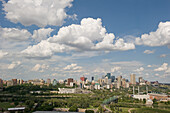 Stadtbild von Edmonton mit blauem Himmel und Wolken; Edmonton Alberta Kanada