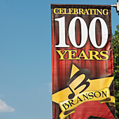 Ein Schild zur Feier von 100 Jahren; Branson Missouri Vereinigte Staaten Von Amerika
