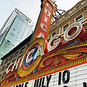 Low Angle View Of Neon Signs In Chicago; Chicago Illinois Vereinigte Staaten Von Amerika