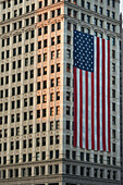 Große amerikanische Flagge, die an der Seite eines Gebäudes hängt; Chicago Illinois Vereinigte Staaten Von Amerika