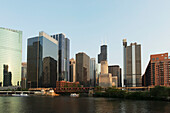Skyline gegen einen blauen Himmel und das Hafenviertel; Chicago Illinois Vereinigte Staaten Von Amerika