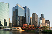 Gebäude entlang des Chicago River; Chicago Illinois Vereinigte Staaten Von Amerika