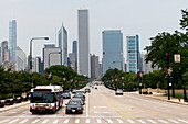 Verkehr auf einer belebten Straße mit Wolkenkratzern im Hintergrund; Chicago Illinois Vereinigte Staaten Von Amerika