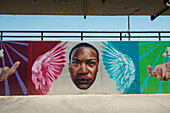 Bild eines Gesichts Hände und Engel auf bunten Wandmalereien an einer Wand; Chicago Illinois Vereinigte Staaten von Amerika