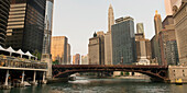 Eine Brücke, die den Chicago River überquert, mit Wolkenkratzern im Hintergrund; Chicago Illinois Vereinigte Staaten Von Amerika