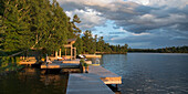 Sturmwolken über einem See mit hölzernen Docks; Lake Of The Woods Ontario Kanada