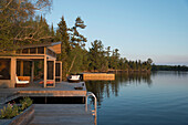 Hölzerne Docks am Rande eines Sees; Lake Of The Woods Ontario Kanada