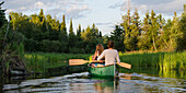 Teenager-Mädchen paddeln in einem Kanu auf einem See; Lake Of The Woods Ontario Kanada