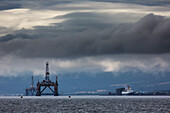 Sturmwolken über dem Meer entlang der Küste; Inverness Schottland