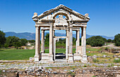 Ruinen des als Tetrapylon bekannten Tores von Aphrodisias aus dem 2. Jahrhundert; Provinz Aydin, Türkei