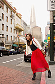 Eine Frau am Straßenrand, die ein Taxi ruft; San Francisco, Kalifornien, Vereinigte Staaten von Amerika