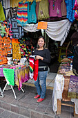 Porträt einer Frau, die vor ihrem Souvenirladen steht; Guanajuato, Bundesstaat Guanajuato, Mexiko
