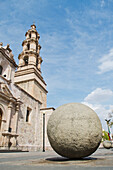 Große Betonkugel außerhalb der Kathedralenbasilika auf der Plaza de La Patria; Aguascalientes, Bundesstaat Aguascalientes, Mexiko